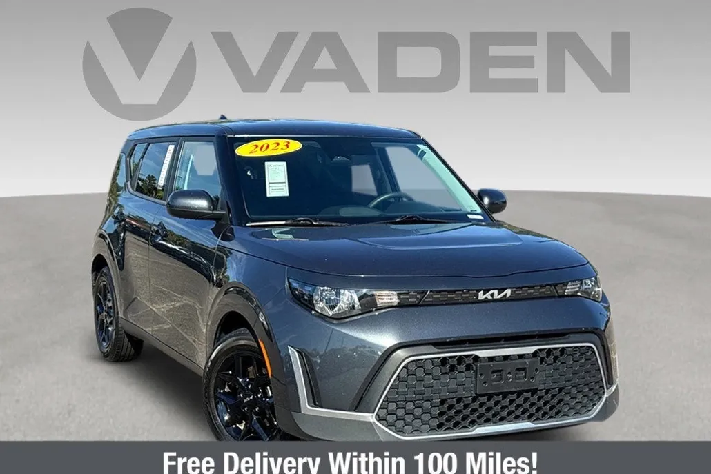 2023 Kia Soul LX photo 1