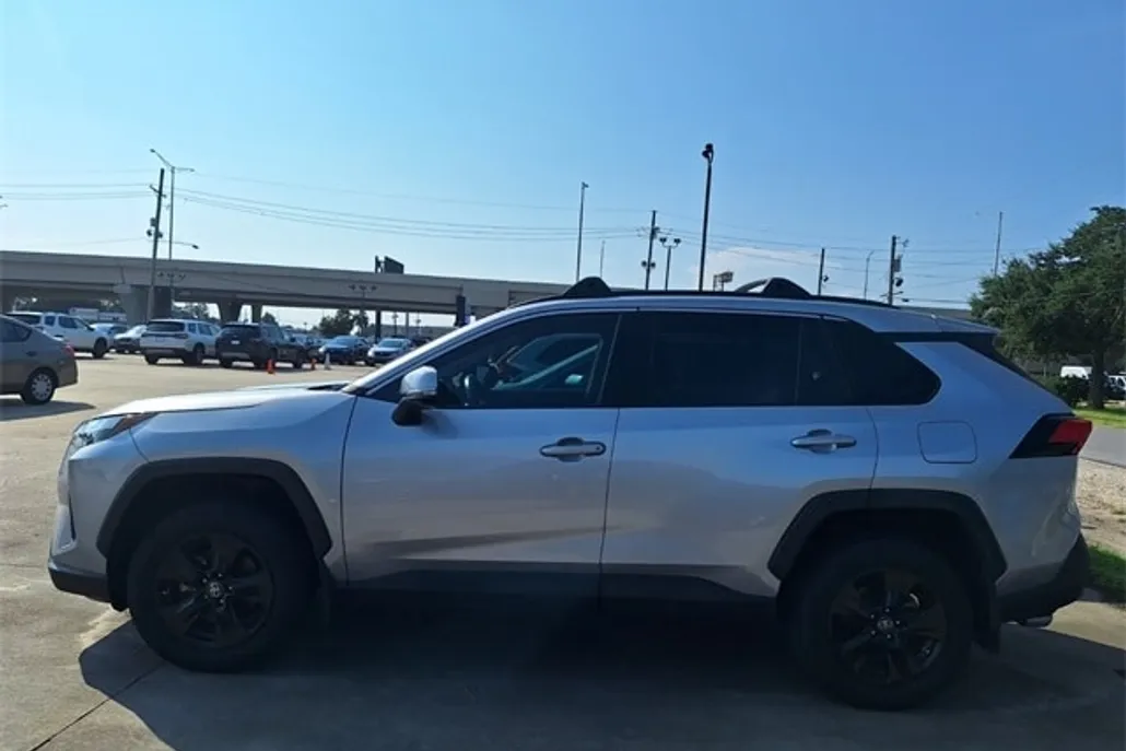 2022 Toyota RAV4 XLE photo 1