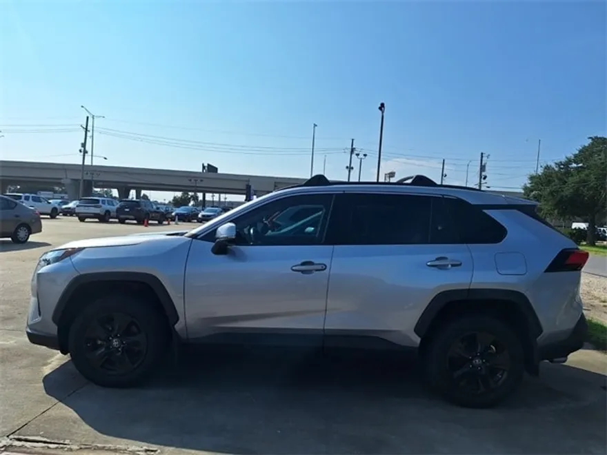 2022 Toyota RAV4 XLE photo 1