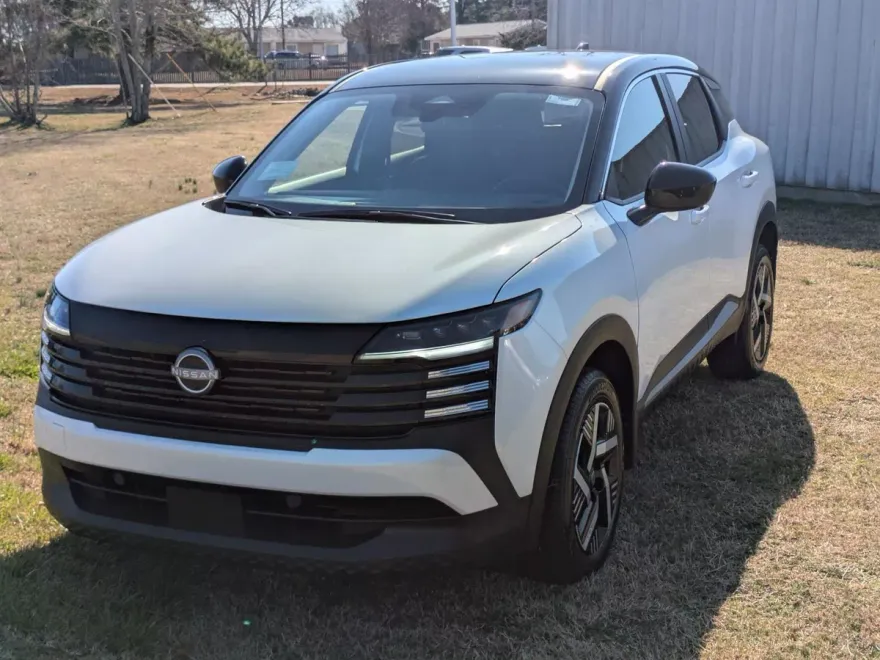 2025 Nissan Kicks SV photo 1