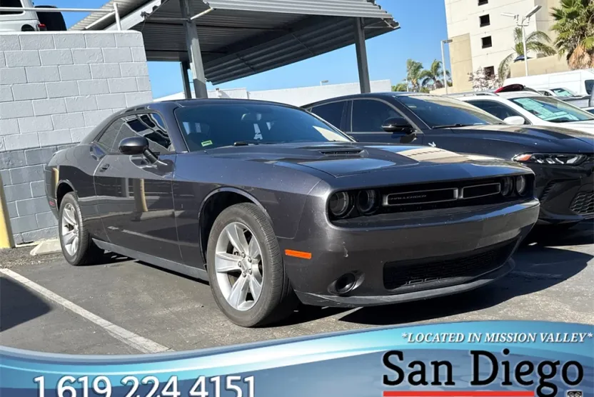 2015 Dodge Challenger SXT photo 1