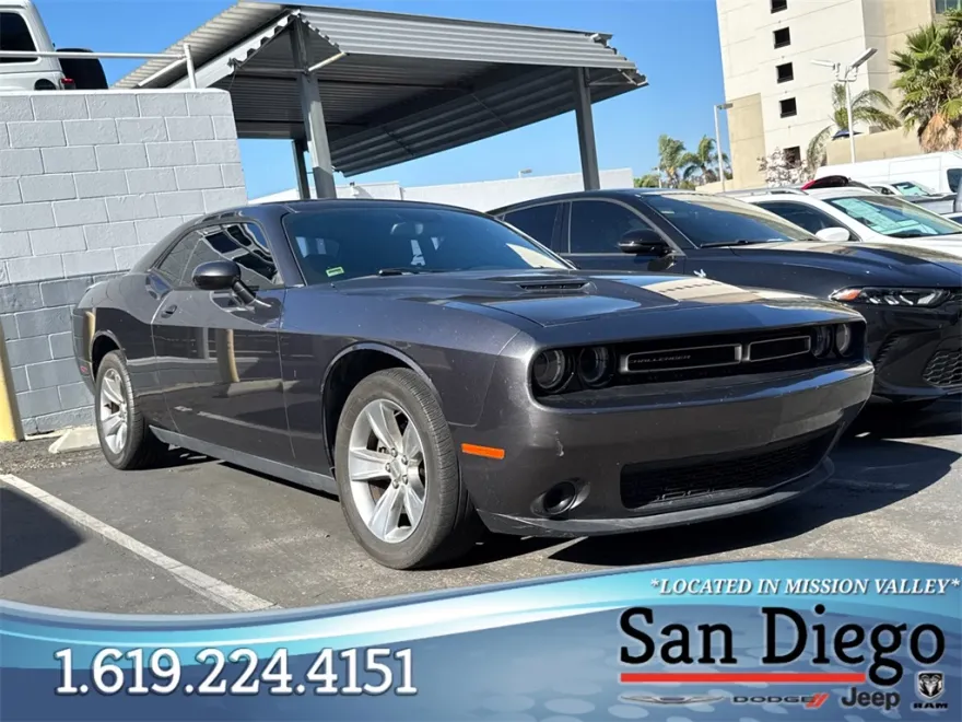 2015 Dodge Challenger SXT photo 1