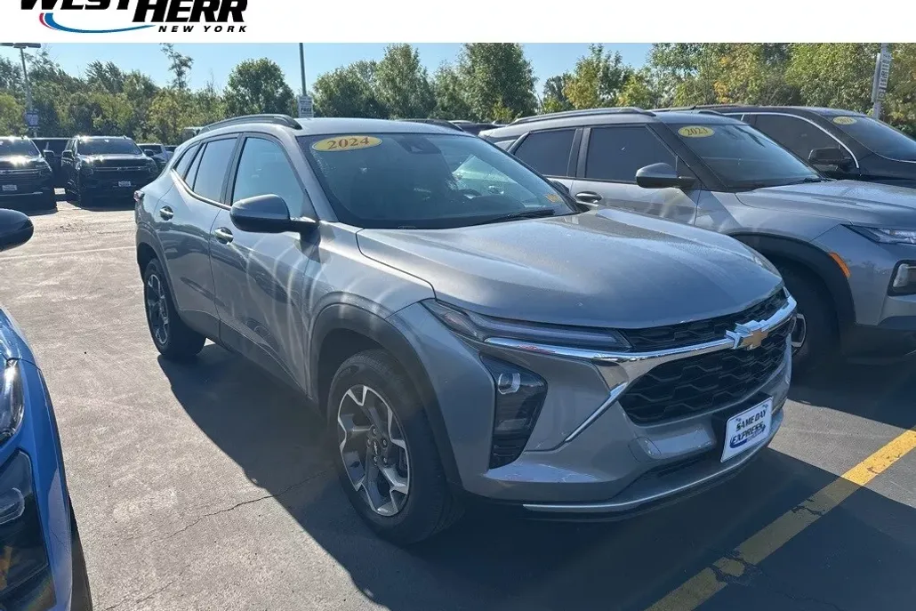 2024 Chevrolet Trax LT photo 1