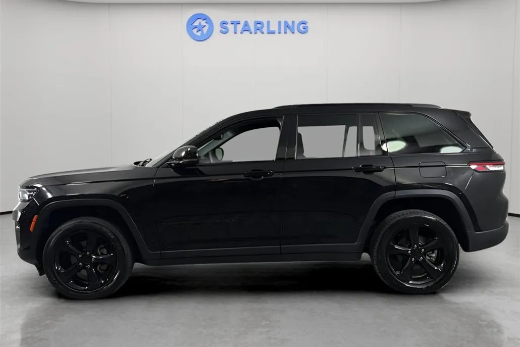 2023 Jeep Grand Cherokee Altitude photo 1