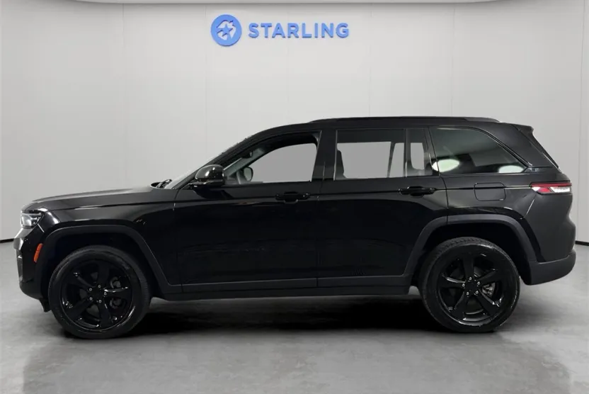 2023 Jeep Grand Cherokee Altitude photo 1