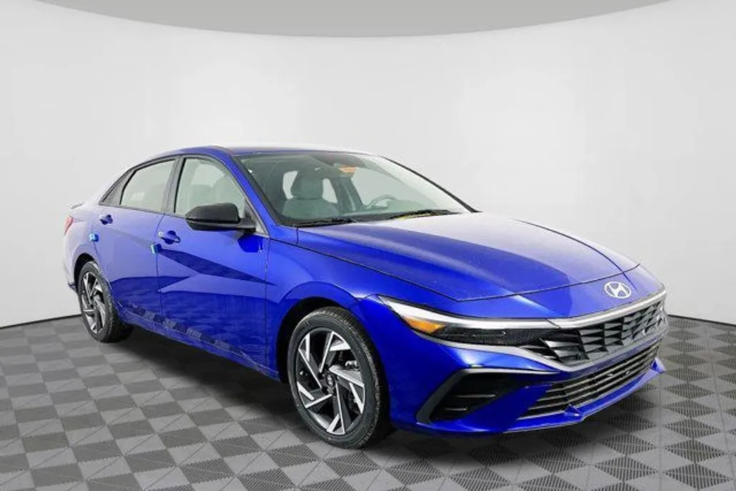 2025 Hyundai Elantra SEL Sport photo 1
