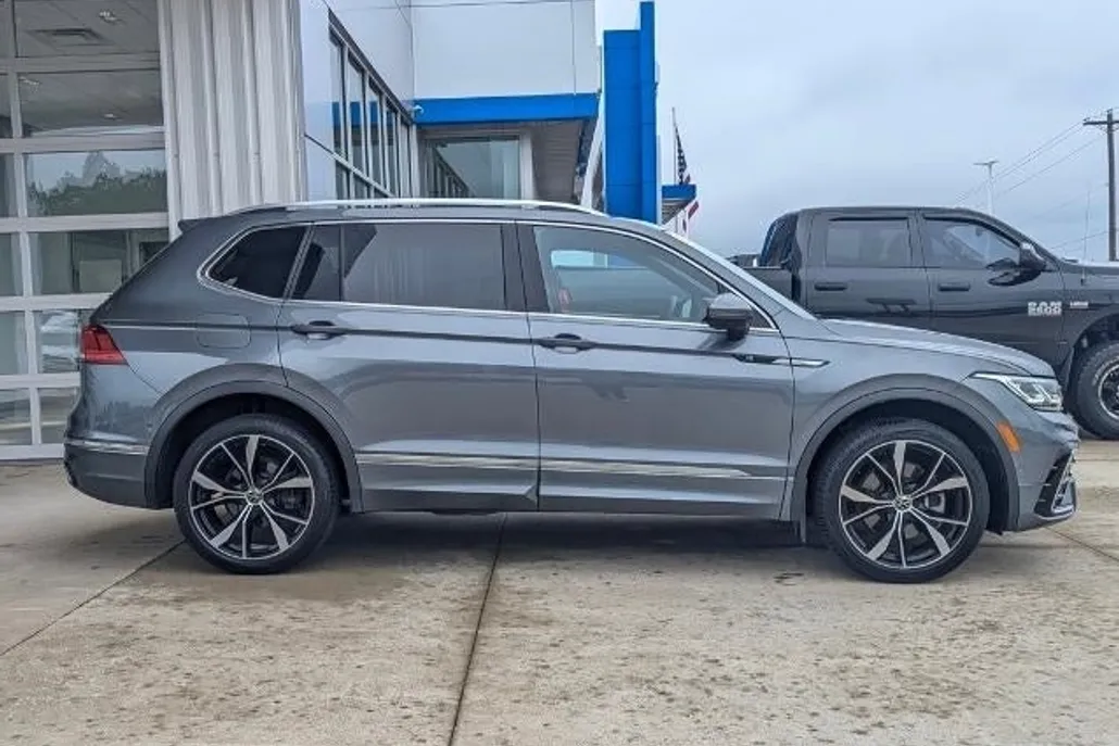 2022 Volkswagen Tiguan SEL Premium R-Line photo 1