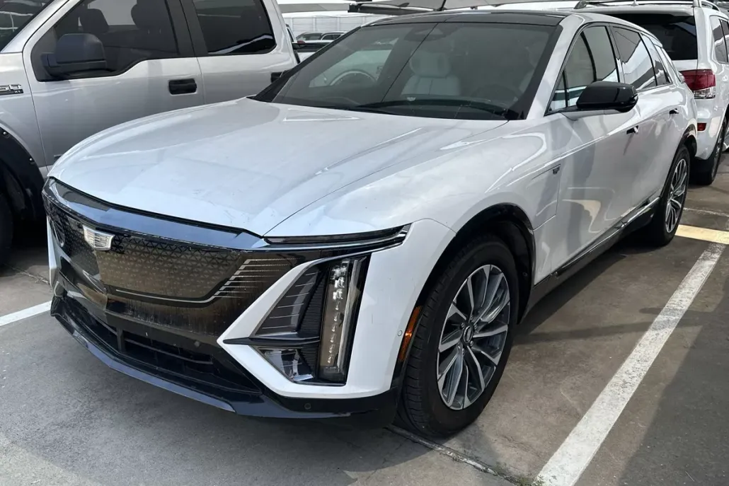 2024 Cadillac Lyriq Luxury Sport photo 1