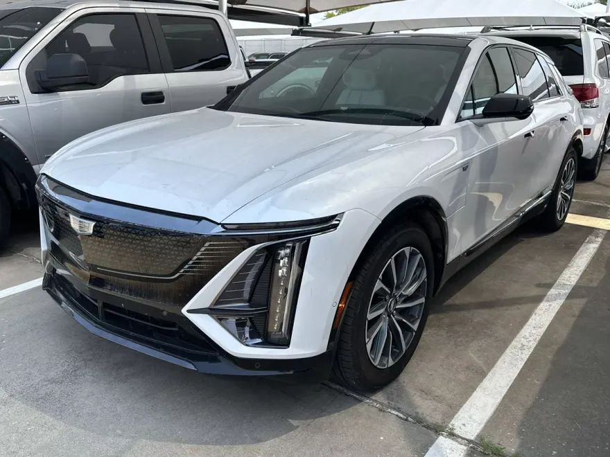 2024 Cadillac Lyriq Luxury Sport photo 1