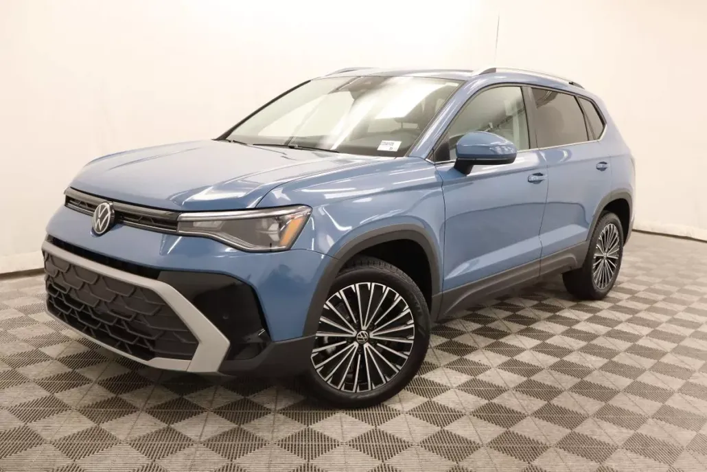 2025 Volkswagen Taos SE photo 1