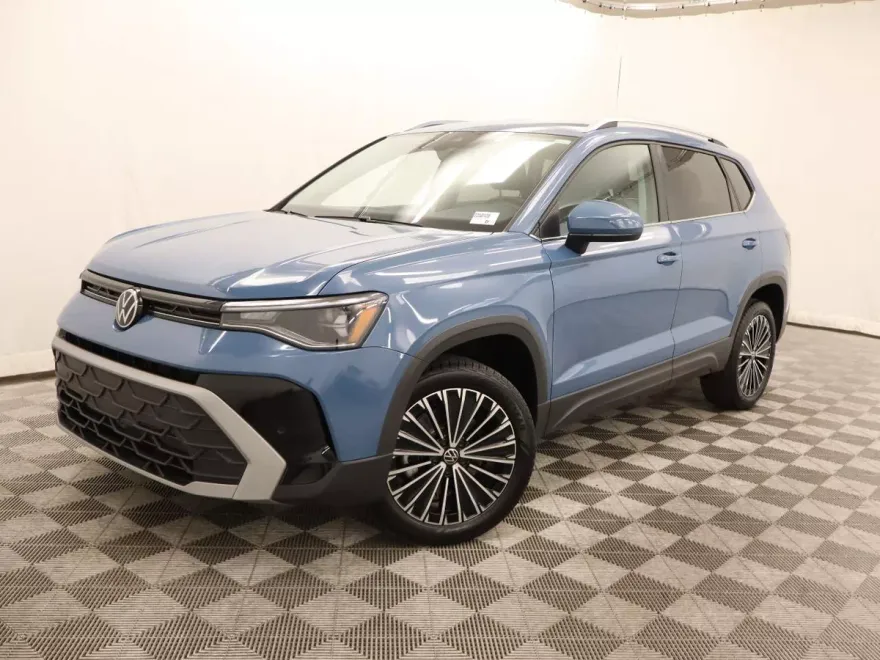 2025 Volkswagen Taos SE photo 1
