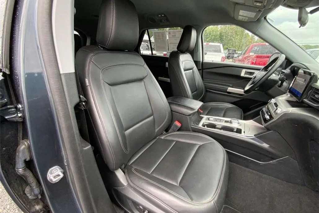 2023 Ford Explorer XLT photo 1
