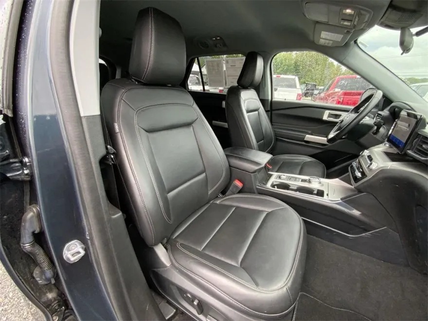 2023 Ford Explorer XLT photo 1