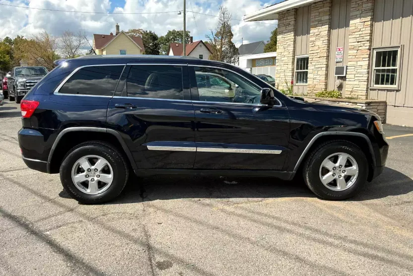 2011 Jeep Grand Cherokee Laredo photo 1