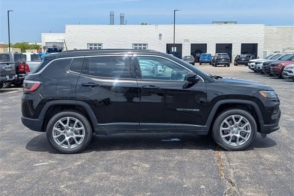 2024 Jeep Compass Latitude Lux photo 1