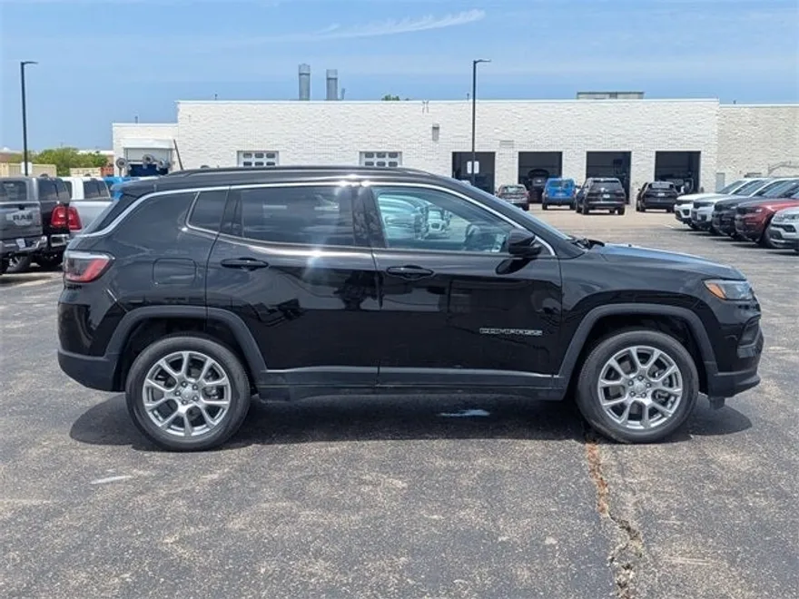 2024 Jeep Compass Latitude Lux photo 1