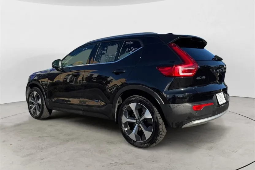 2025 Volvo XC40 Plus photo 1