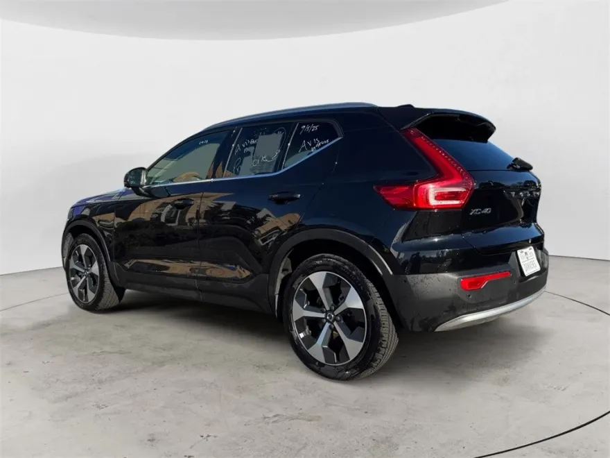 2025 Volvo XC40 Plus photo 1