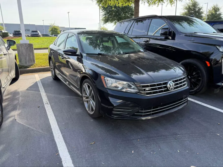 2017 Volkswagen Passat R-Line photo 1