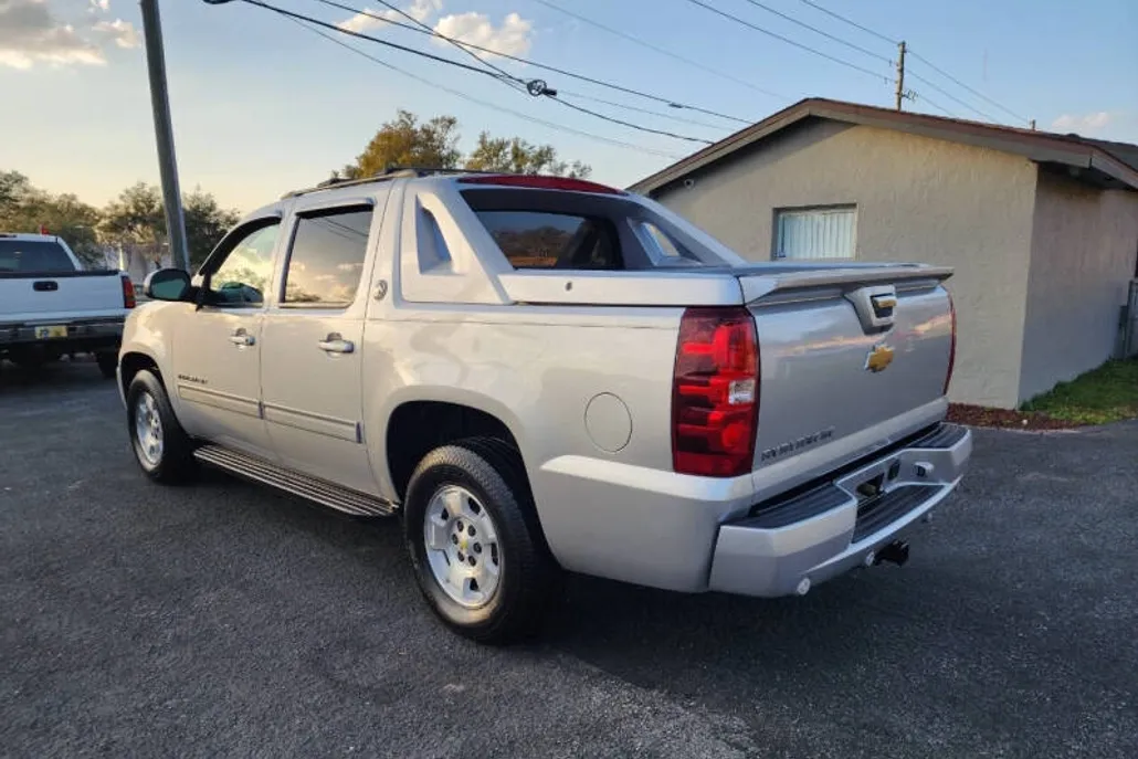2013 Chevrolet Avalanche LT photo 1