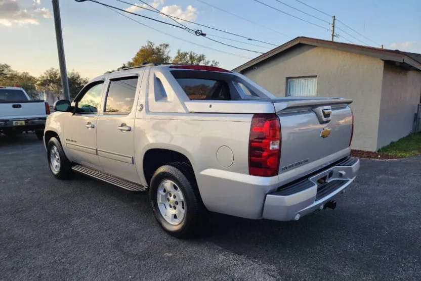 2013 Chevrolet Avalanche LT photo 1
