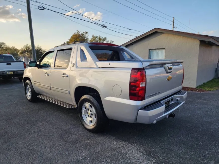 2013 Chevrolet Avalanche LT photo 1