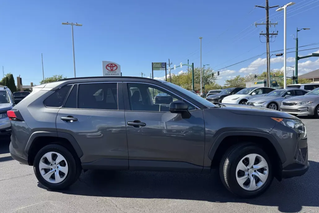 2020 Toyota RAV4 LE photo 1