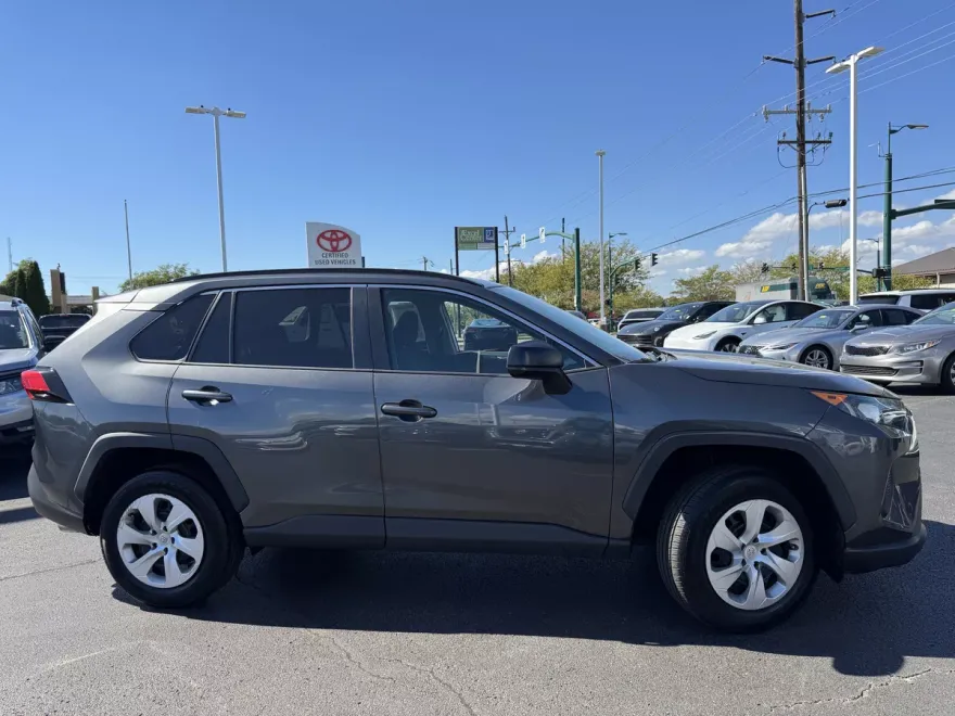 2020 Toyota RAV4 LE photo 1