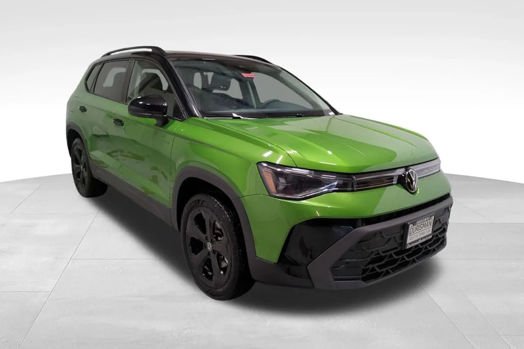 2025 Volkswagen Taos SE photo 1