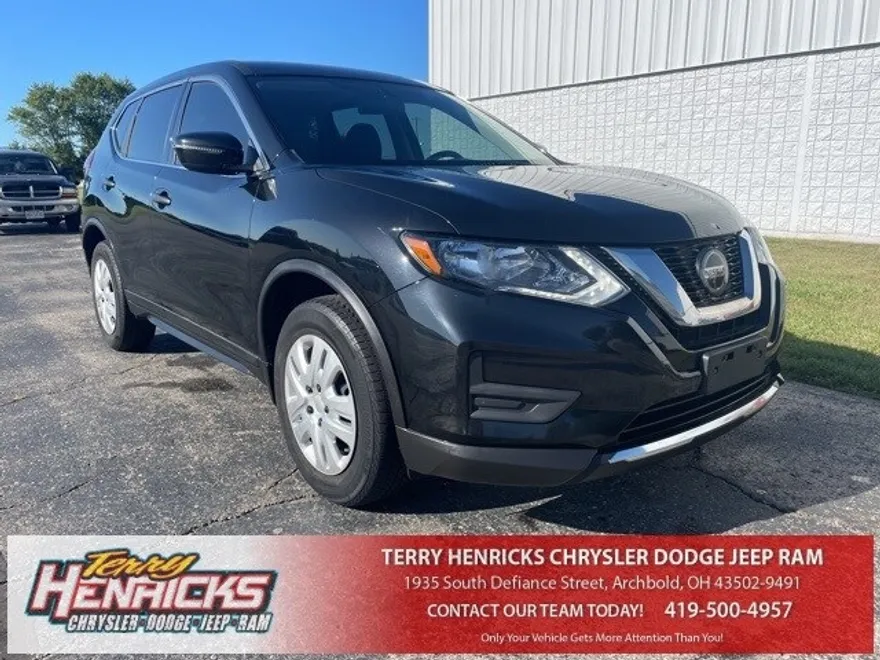 2018 Nissan Rogue SV photo 1