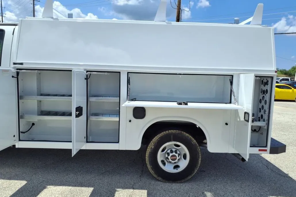 2025 Gmc Savana 3500 Cutaway photo 1