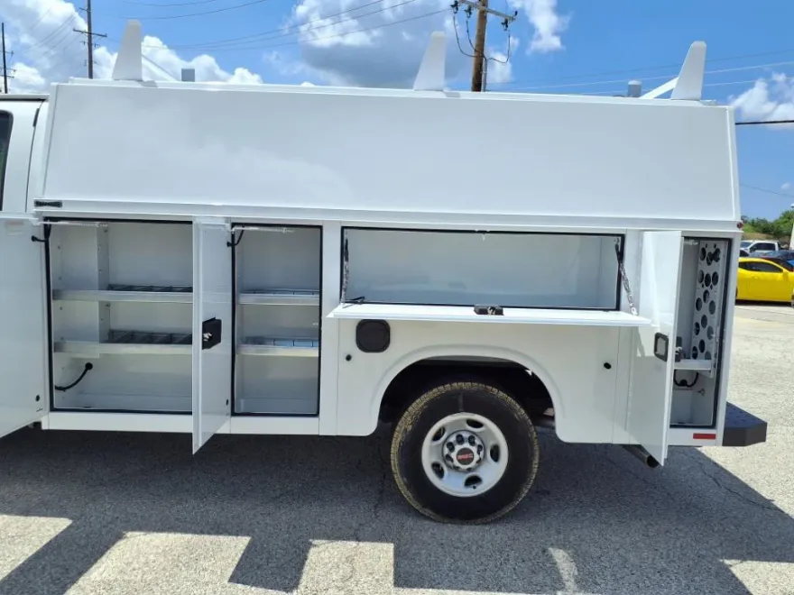 2025 Gmc Savana 3500 Cutaway photo 1