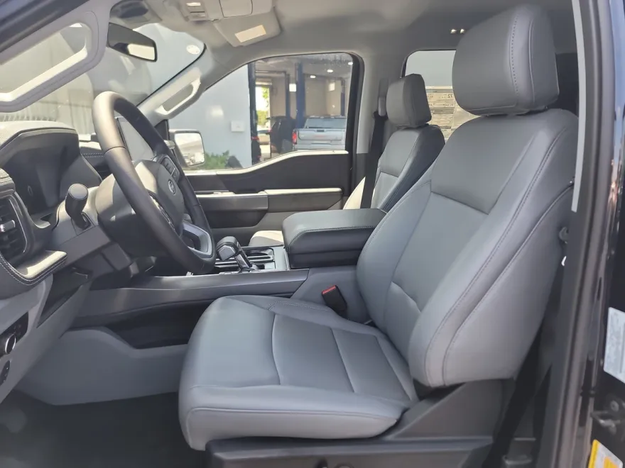 2025 Ford F-150 Lightning photo 1