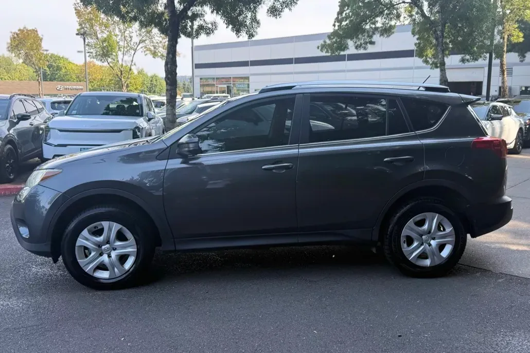 2015 Toyota RAV4 LE photo 1