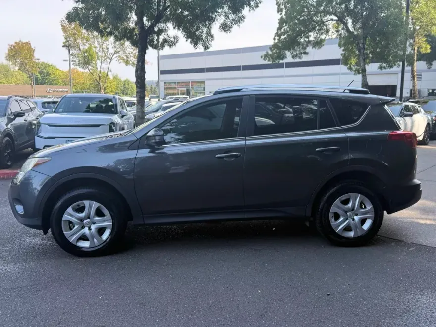 2015 Toyota RAV4 LE photo 1