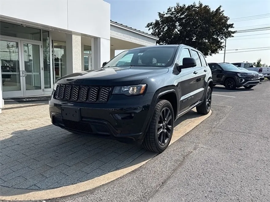 2018 Jeep Grand Cherokee Laredo Altitude photo 1