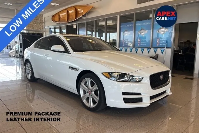 2017 Jaguar XE Premium photo 1