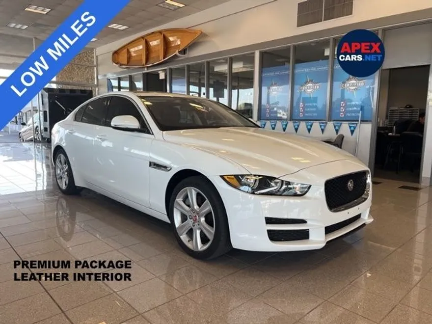 2017 Jaguar XE Premium photo 1