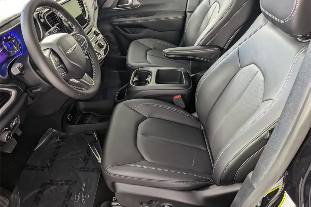 2025 Chrysler Pacifica photo 1