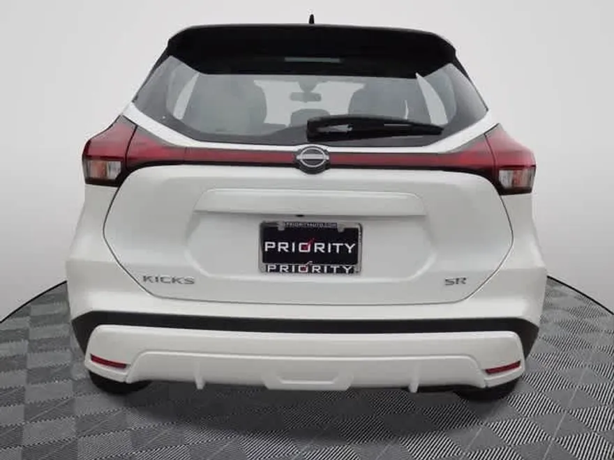 2024 Nissan Kicks SR photo 1