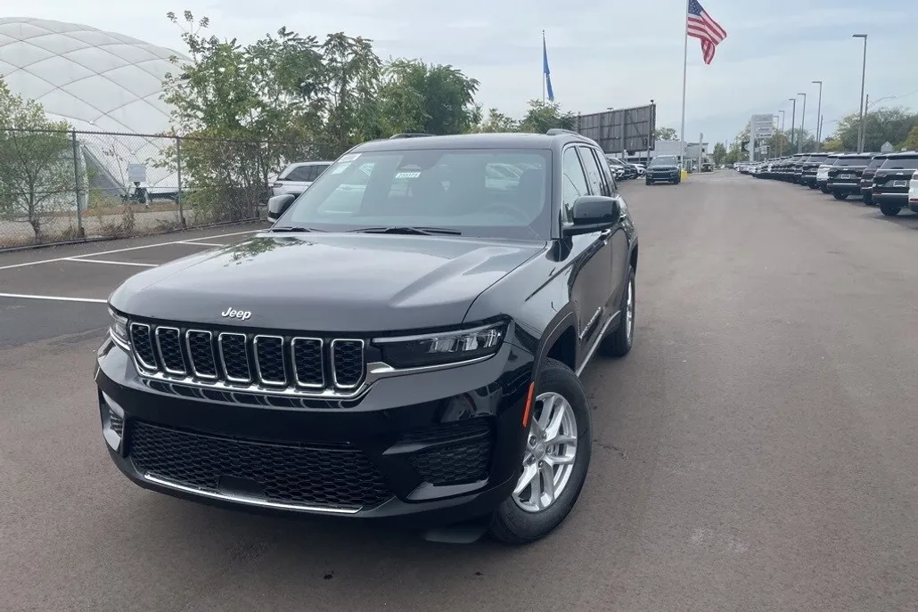2025 Jeep Grand Cherokee Laredo photo 1