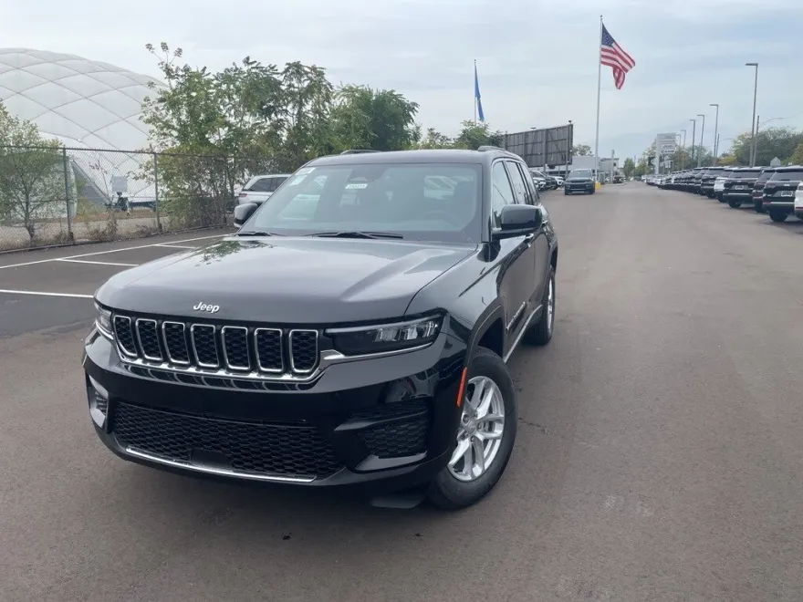 2025 Jeep Grand Cherokee Laredo photo 1