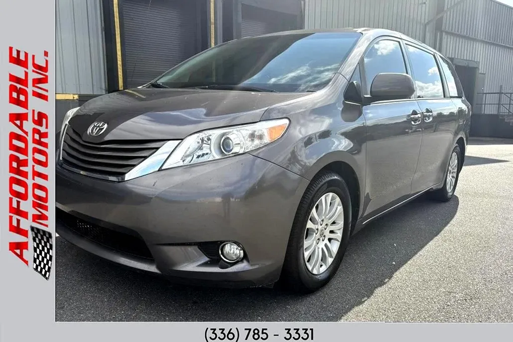 2014 Toyota Sienna XLE photo 1