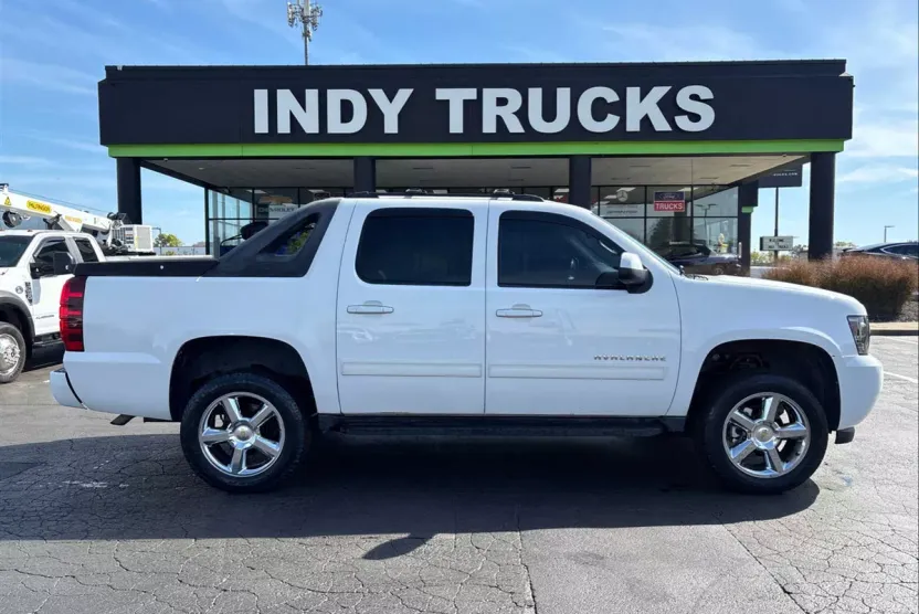 2011 Chevrolet Avalanche LT photo 1