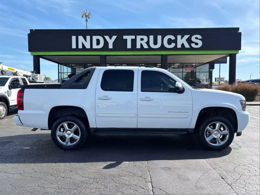 2011 Chevrolet Avalanche LT photo 1