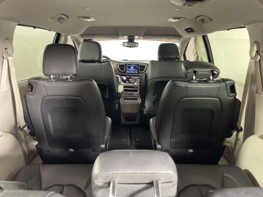 2017 Chrysler Pacifica Touring L photo 1