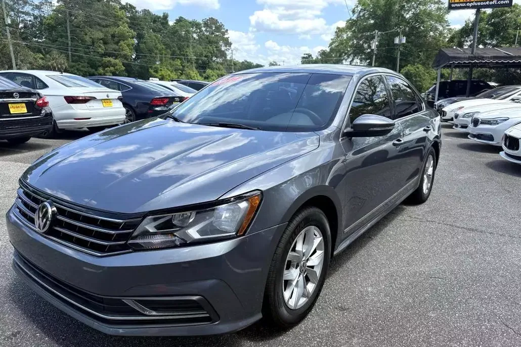2017 Volkswagen Passat S photo 1