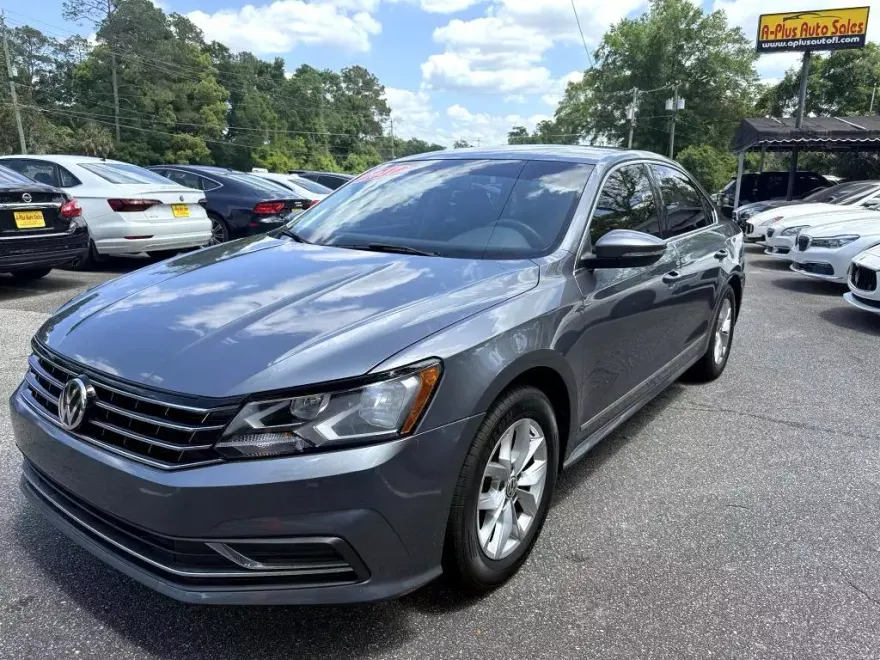 2017 Volkswagen Passat S photo 1