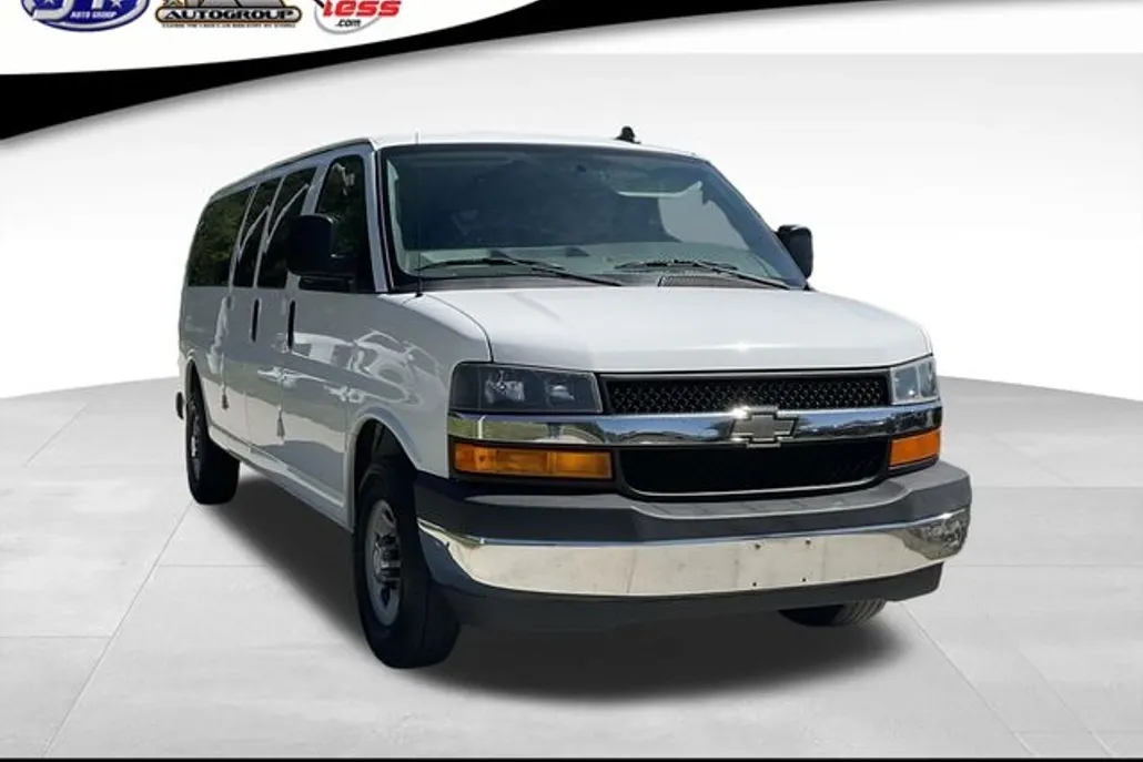 2017 Chevrolet Express 3500 LT photo 1