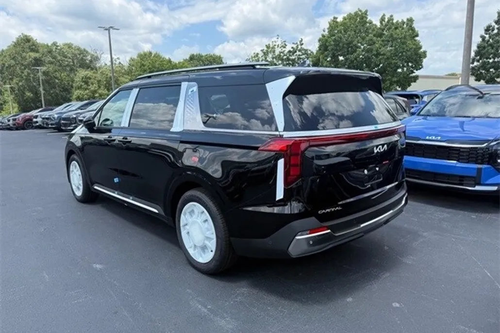 2026 Kia Carnival SX photo 1